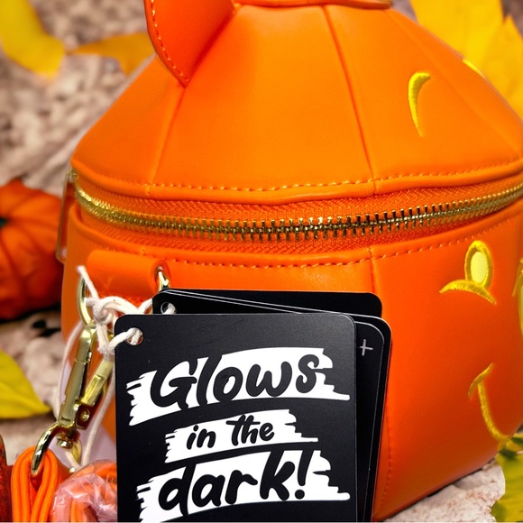Winnie the Pooh Pumpkin Glow Crossbody Bag - Picture 6 of 8